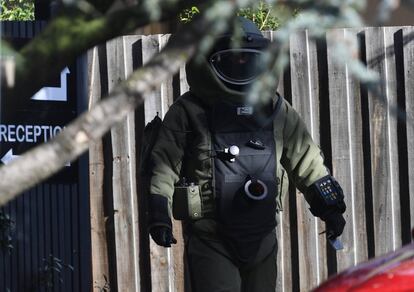 Un artificiero camina en la zona de apartamentos donde se produjo el tiroteo en Melbourne (Australia).