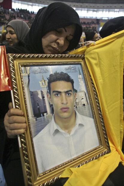 La madre de un joven muerto en las protestas muestra su fotografía.