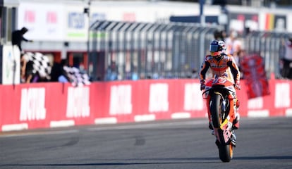 Marc Márquez cruza la meta del circuito de Motegi como nuevo campeón.