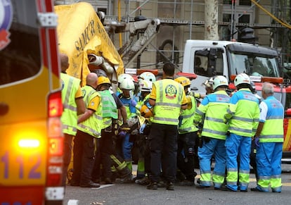 Al menos 11 trabajadores han resultado heridos de diversa consideración en un derrumbe parcial que se ha registrado en las obras de rehabilitación del emblemático hotel madrileño.