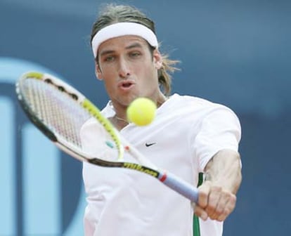 El tenista español Feliciano López golpea la bola durante el partido frente al croata Marin Cilic.