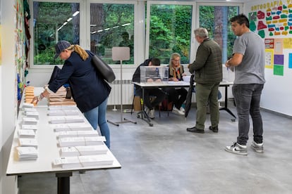 Votantes este domingo en la mesa de la sección 35 de La Moraleja.