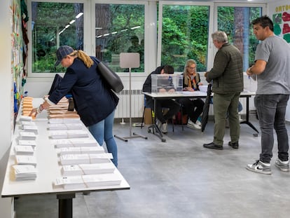 Votantes este domingo en la mesa de la sección 35 de La Moraleja.