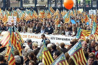 La cabecera de la manifestación anticatalanista, ayer, a su paso por la calle de Colón, en Valencia.