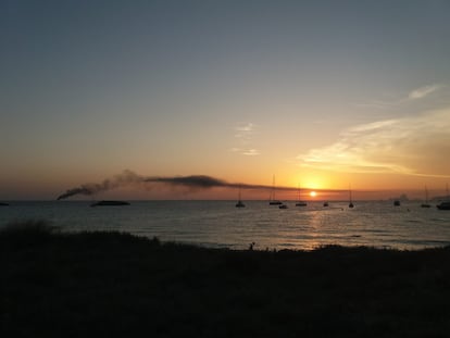 El penacho de humo del yate 'Irmao' hundiéndose en llamas desde Illetes.