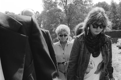 Elizabeth Taylor visita la tumba de Richard Burton poco después de su muerte en 1984.