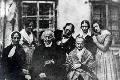 Constanze Weber, izquierda,  junto al compositor Max Keller y su familia.