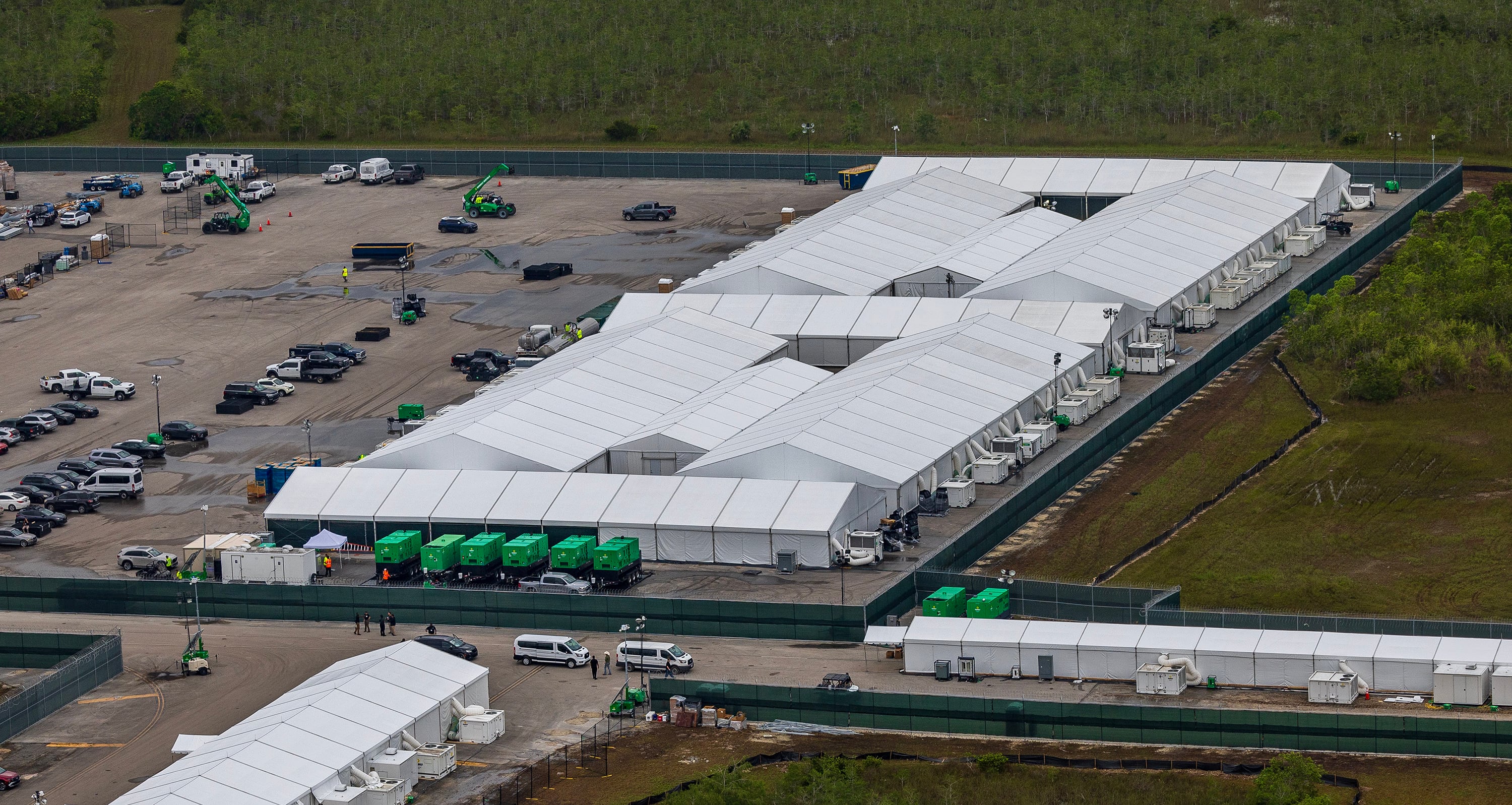 Una jueza federal ordena cambios en Alligator Alcatraz para garantizar el acceso a abogados para los migrantes detenidos