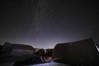 Maaret Misrin, província de Idlib, julho de 2020. Esta imagem de longa exposição mostra um homem dormindo ao ar livre sob as estrelas no acampamento de refugiados internos de Ahl al-Tah. <p><i>“Fazia uma década que não observava o céu noturno. Em uma noite de verão do ano passado, surpreendeu-me ver as estrelas por cima da destruição e dos acampamentos. A cena dividiu o mundo em dois diante dos meus olhos: uma metade mostrava o que foi feito pela mão de Deus, e a outra, o que foi criado pelo homem.”</i></p>