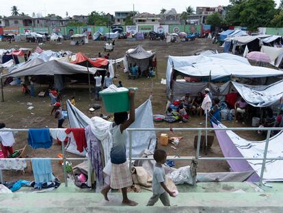 Centenas de famílias estão abrigadas no acampamento em Los Cayos após perderem suas casas no terremoto.