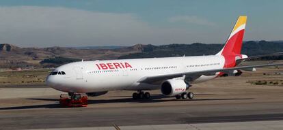 Un avi&oacute;n de Iberia, perteneciente al grupo IAG.