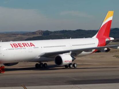 Un avi&oacute;n de Iberia, perteneciente al grupo IAG.