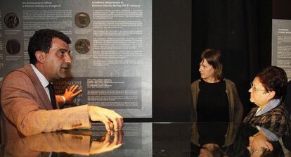 El director técnico del Marq, Manuel Olcina, explicando a Luisa Pastor y al diputado de Cultura, Juan Bautista Roselló, algunas piezas de la muestra.