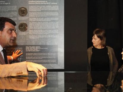 El director técnico del Marq, Manuel Olcina, explicando a Luisa Pastor y al diputado de Cultura, Juan Bautista Roselló, algunas piezas de la muestra.