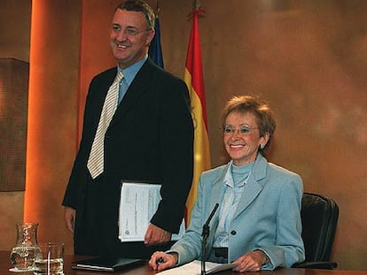 El ministro de Trabajo, Jesús Caldera, y la vicepresidenta primera del Gobierno, María Teresa Fernández de la Vega, tras un Consejo de Ministros.
