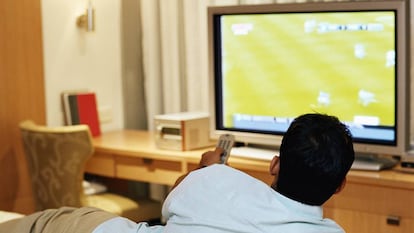 Un hombre viendo la televisión. 