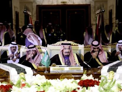 El rey Salman de Arabia Saudí, en el centro, inaugura la cumbre del Consejo de Cooperación del Golfo, este miércoles en Riad.