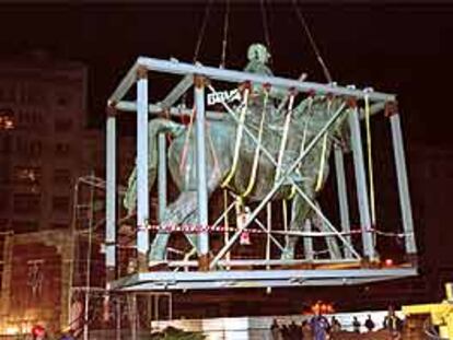La estatua ecuestre de Franco, en El Ferrol, que ayer fue retirada de su emplazamiento.