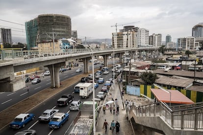 Parada “México” del tranvía, entre los símbolos de la masiva influencia china en Etiopía. Realizada en tan solo tres años, es gestionada por el Grupo Shenzhen Metro y la China Railway Engineering Corporation.

