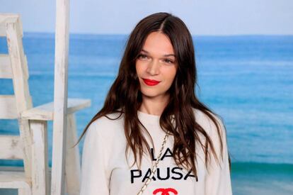 La actriz y modelo inglesa Anna Brewster posa en la previa al desfile de Chanel en la Semana de la moda 2018 en París.