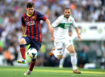 Messi controla el balón