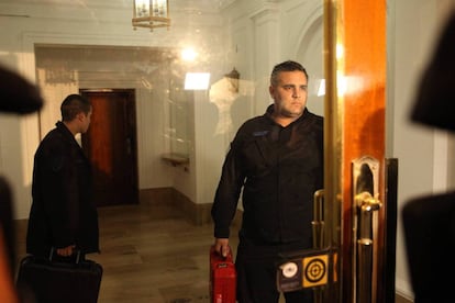 Efectivos de la policía ingresan a un edificio de apartamentos del barrio Recoleta en Buenos Aires este lunes.