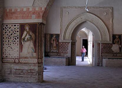 Uno de las salas con pinturas murales del monasterio de San Isidoro del Campo que forman parte de la muestra.