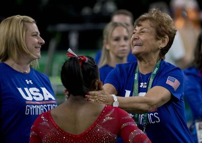 Karoly, a la derecha con Aimee Borman y su pupila, Simone Biles.