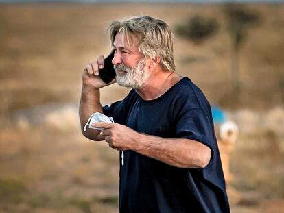 Alec Baldwin conversa por el móvil frente a la oficina del 'sheriff' del condado de Santa Fe (Nuevo México).