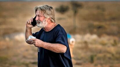 Alec Baldwin conversa em seu telefone celular em frente ao Escritório do Xerife do Condado de Santa Fé (Novo México).