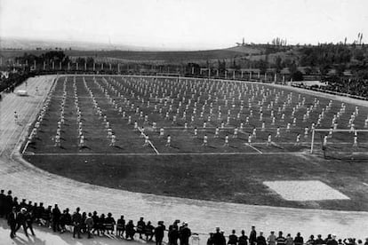 Madrid, 1925. Niñas de un colegio municipal haciendo ejercicios gimnásticos en el Stadium Metropolitano.