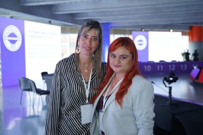 Ana Milena y Andrea Rodríguez durante el evento: Desafíos de la Ciberseguridad, de PRISA Media, en Bogotá, el 9 de marzo de 2023.