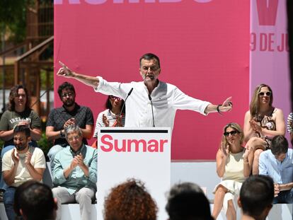 Antonio Maíllo participa en un acto electoral junto a la cabeza de lista de Sumar a las europeas, Estrella Galán, en Getafe (Madrid).