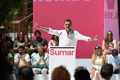 Antonio Maíllo participa en un acto electoral junto a la cabeza de lista de Sumar a las europeas, Estrella Galán, en Getafe (Madrid).