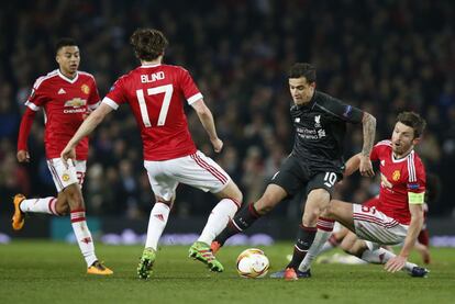 Coutinho domina el bal&oacute;n ante Carrick and Blind.
 