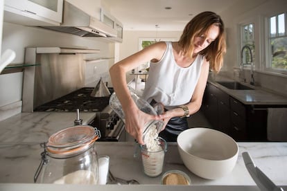 Bea Johnson, referente del movimiento 'zero waste', guarda los alimentos en tarros de cristal o loza.