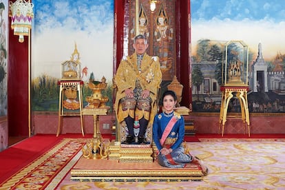 Además de las imágenes de Sineenat Wongvajirapakdi como militar, en otras también posa junto a Maha Vajiralongkorn, coronado con el nombre de Rama X. Él está sentado en un trono mientras ella permanece arrodillada junto a él. Una situación similar a la ceremonia en la que Sineenat fue investida, donde llegó hasta los pies del rey arrastrándose, puesto que los reyes tailandeses tienen condición divina y hay que mostrar total subyugación ante ellos. El rito de la postración había sido abolido en 1873 por el rey Chulalongkorn, que lo consideraba "excesivamente humillante". Bhumibol, padre y predecesor de Rama X, lo reintrodujo.