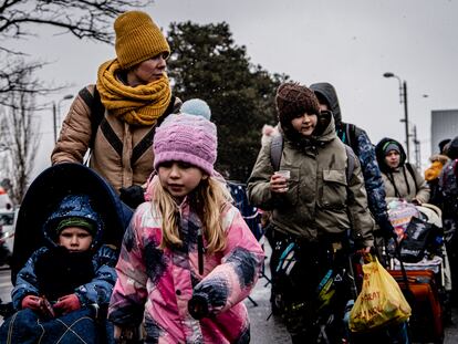 Refugiados ucranios tras cruzar la frontera con Rumanía, en Siret.