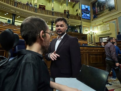 Gabriel Rufián (ERC) conversaba el jueves con Pablo Echenique (Unidas Podemos) en el Congreso de los Diputados.