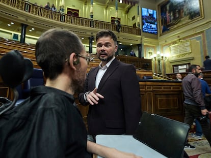 Gabriel Rufián (ERC) conversa con Pablo Echenique (Unidas Podemos), el jueves en el Congreso.