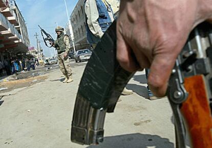 Soldados españoles patrullaban ayer por las calles de Diwaniya, en Irak.