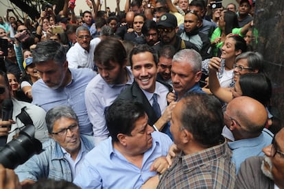 El líder del Parlamento y autoproclamado presidente encargado de Venezuela, Juan Guaidó, a su llegada este viernes a un evento público con diputados en una plaza en el este de Caracas (Venezuela). 