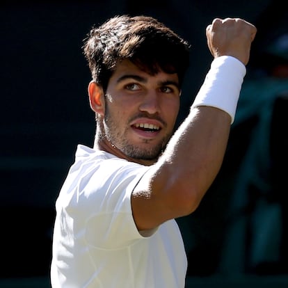 Wimbledon (United Kingdom), 08/07/2025.- Carlos Alcaraz of Spain reacts during the Men's quarterfinal match against Cameron Norrie of Britain at the Wimbledon Championships, Wimbledon, Britain, 08 July 2025. (Tenis, España, Reino Unido) EFE/EPA/NEIL HALL EDITORIAL USE ONLY