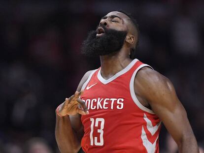 James Harden durante el partido ante los Clippers.