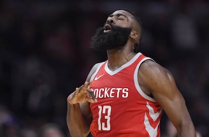 James Harden durante el partido ante los Clippers.