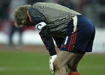 Oliver Kahn, muy 'tocado' tras el garrafal fallo que le dio el empate al Real Madrid.