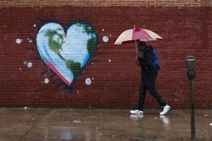 Un hombre pasa frente a un mural del Día de la Tierra en Filadelfia (EEUU), el 21 de abril de 2017.