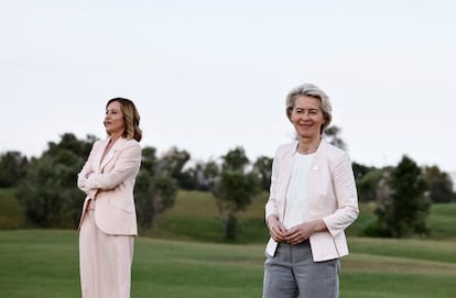 La primera ministra italiana, Giorgia Meloni (izq.) junto con la presidenta de la Comisión Europea, Ursula von der Leyen, durante la cumbre del G-7 en Savelletri (Italia), el pasado 13 de junio.