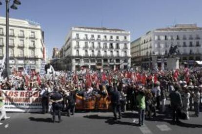 Manifestantes en la concentracin de funcionarios ante la sede de la Presidencia de la Comunidad de Madrid en la Puerta del Sol, convocada hoy por los sindicatos UGT, CC.OO. y CSI-F, en protesta por los recortes anunciados por el Gobierno.