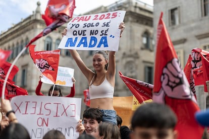 Jornada de huelga de estudiantes de ESO, FP y Bachillerato por el retraso en la publicación del nuevo modelo de las PAU, convocada por el Sindicato
de Estudiantes. En la imagen, concentración de estudiantes en plaza Sant Jaume.